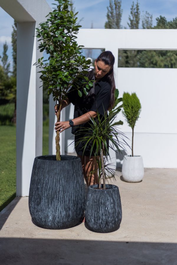 Grand Black Coconut modern indoor/outdoor pot - Image 4