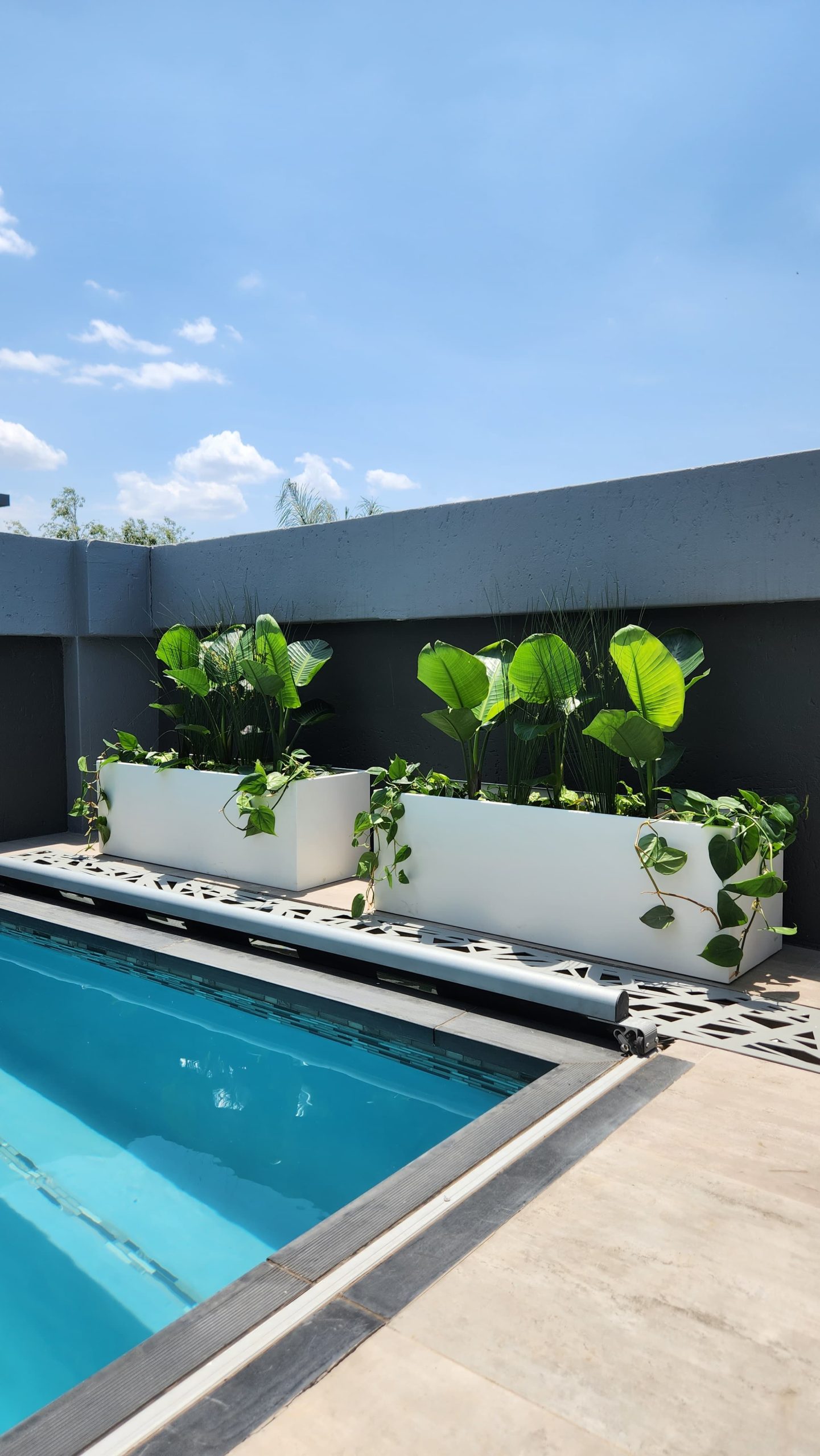 The White Horizon Steel Planter - Image 2
